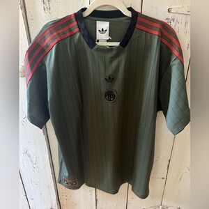 Adidas originals Bayern Munich men’s jersey size L. BNWT